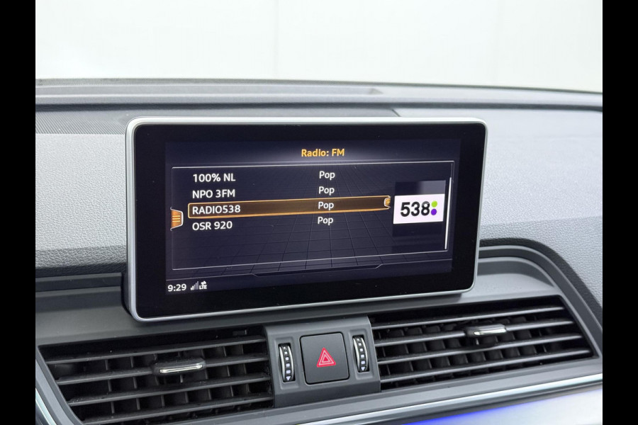 Audi Q5 55 TFSI e quattro Competition VAN: 44.900,- VOOR: 39.877,- UW WKVOORDEEL: 5.023,- | 32.000KM! |PANO| ELEKTRISCHE TREKHAAK| ELEK. ACHTERKLEP |MASSAGE| ADAPTIVE CRUISE| CAMERA| NET ONDERHOUD GEHAD RIJKLAAR INCL. 12 MND BOVAG GARANTIE| SFEERVERLICHTING