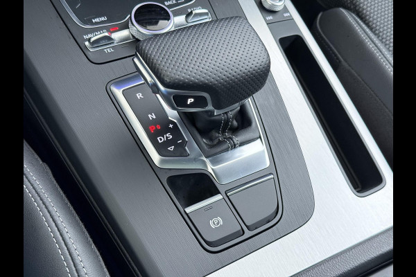 Audi Q5 55 TFSI e quattro Competition VAN: 44.900,- VOOR: 39.877,- UW WKVOORDEEL: 5.023,- | 32.000KM! |PANO| ELEKTRISCHE TREKHAAK| ELEK. ACHTERKLEP |MASSAGE| ADAPTIVE CRUISE| CAMERA| NET ONDERHOUD GEHAD RIJKLAAR INCL. 12 MND BOVAG GARANTIE| SFEERVERLICHTING