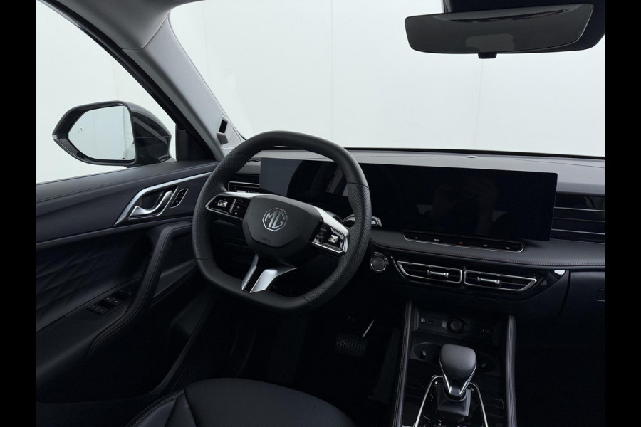 MG HS 1.5 Luxury PHEV VAN: 39.900,- VOOR: 33.330,- UW WKVOORDEEL: 6.470,- | PLUG-IN HYBRIDE | 272 PK | NIEUWE AUTO | >1.000 KM TOTAAL BEREIK | 1E REGISTRATIE 03-2026 | 360° CAMERA | ELEKTRISCHE ACHTERKLEP | 7 JAAR MG GARANTIE T/M 2033 | APPLE CARPLAY | ANDROID AUTO | STOELVERWARMING | FULL LED | ELEKTRISCHE STOELEN