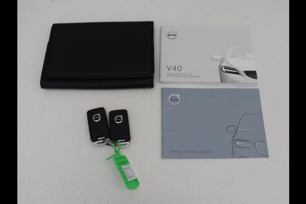 Volvo V40 1.5 T3 Polar+ Sport | Panoramadak | Stoelverwarming | Leder/Alcantara | Standkachel | Camera | Park Assist | Navigatie | Full LED | Keyless | Climate control | Bluetooth | Cruise control | R Design