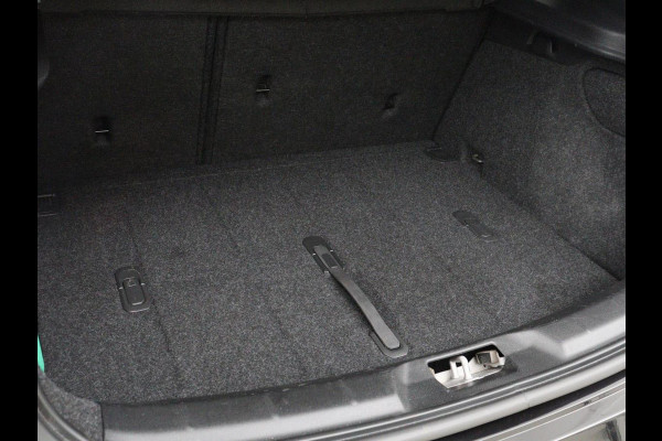 Volvo V40 1.5 T3 Polar+ Sport | Panoramadak | Stoelverwarming | Leder/Alcantara | Standkachel | Camera | Park Assist | Navigatie | Full LED | Keyless | Climate control | Bluetooth | Cruise control | R Design