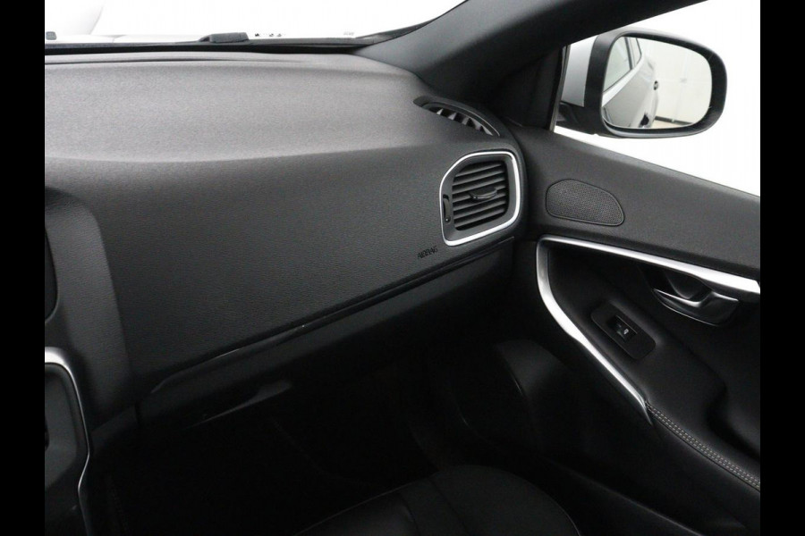 Volvo V40 1.5 T3 Polar+ Sport | Panoramadak | Stoelverwarming | Leder/Alcantara | Standkachel | Camera | Park Assist | Navigatie | Full LED | Keyless | Climate control | Bluetooth | Cruise control | R Design