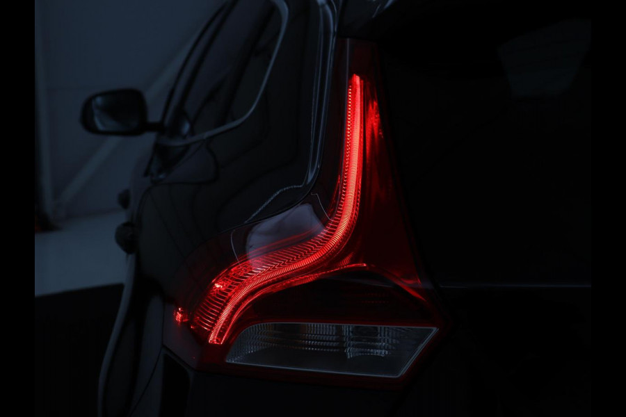 Volvo V40 1.5 T3 Polar+ Sport | Panoramadak | Stoelverwarming | Leder/Alcantara | Standkachel | Camera | Park Assist | Navigatie | Full LED | Keyless | Climate control | Bluetooth | Cruise control | R Design