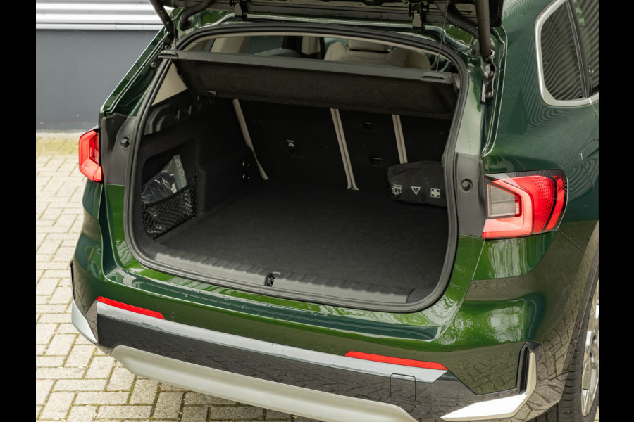 BMW iX1 eDrive20 xLine - Sportstoelen - ACC - Head-up - Parking Assist Plus