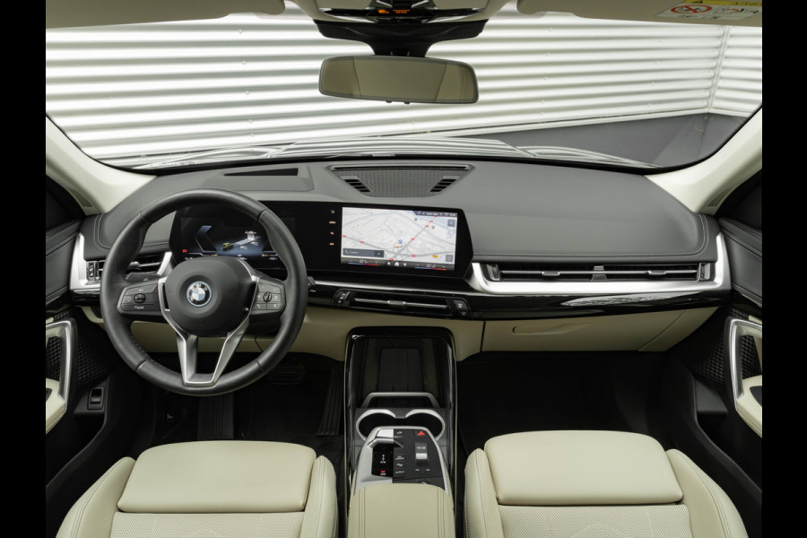 BMW iX1 eDrive20 xLine - Sportstoelen - ACC - Head-up - Parking Assist Plus