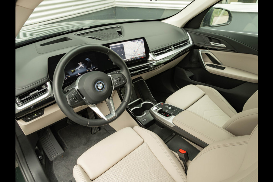 BMW iX1 eDrive20 xLine - Sportstoelen - ACC - Head-up - Parking Assist Plus
