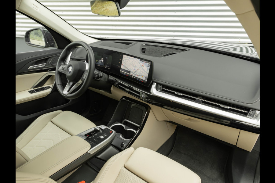 BMW iX1 eDrive20 xLine - Sportstoelen - ACC - Head-up - Parking Assist Plus