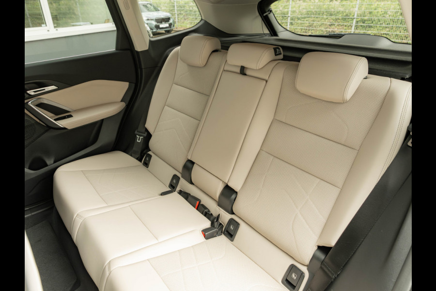 BMW iX1 eDrive20 xLine - Sportstoelen - ACC - Head-up - Parking Assist Plus