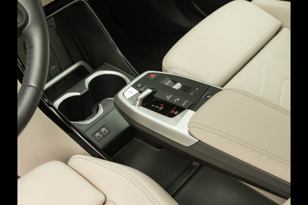 BMW iX1 eDrive20 xLine - Sportstoelen - ACC - Head-up - Parking Assist Plus