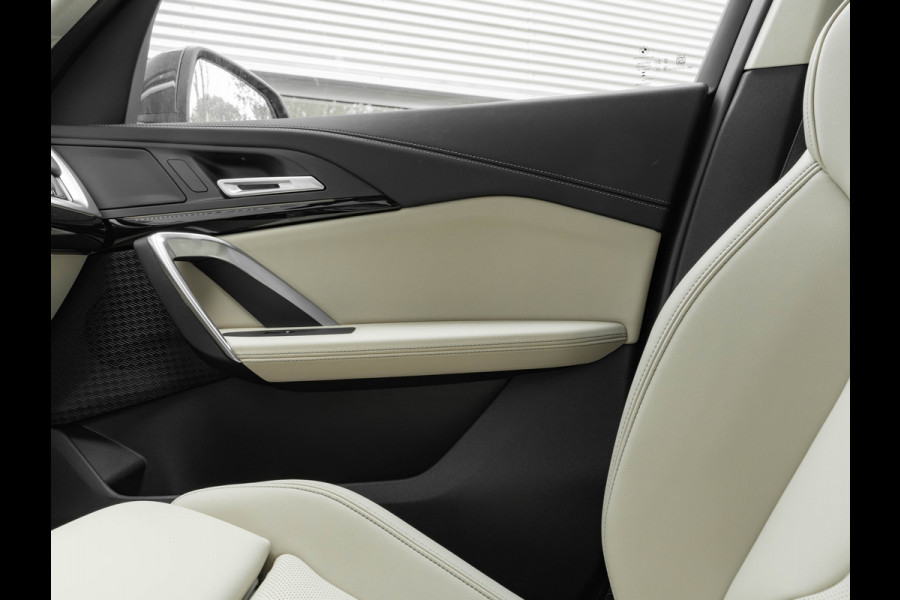 BMW iX1 eDrive20 xLine - Sportstoelen - ACC - Head-up - Parking Assist Plus