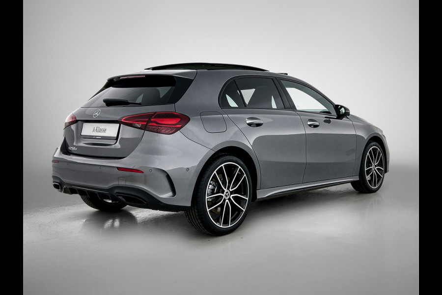 Mercedes-Benz A-Klasse 250 e Business Solution AMG | AMG Line Plus pakket | Smartphone-integratie | Head-up display | Panoramaschuifdak | Inclusief 24 maanden Mercedes-Benz Certified garantie voor Europa.