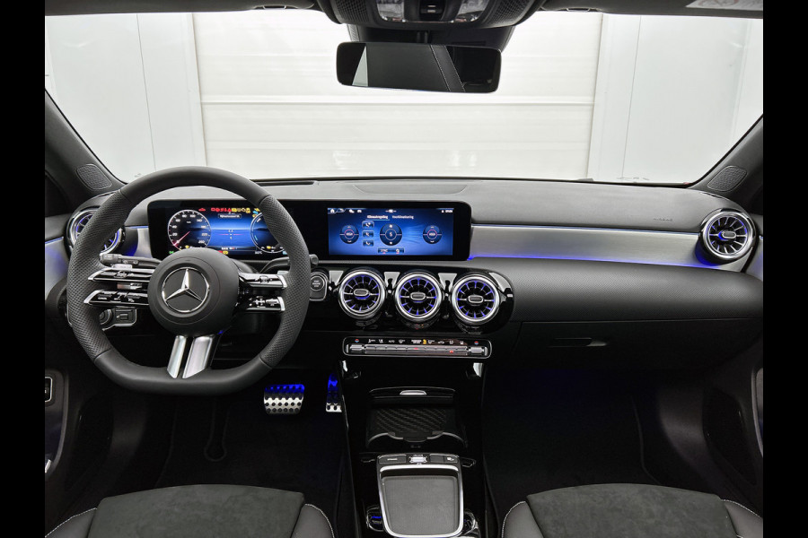 Mercedes-Benz A-Klasse 250 e Business Solution AMG | AMG Line Plus pakket | Smartphone-integratie | Head-up display | Panoramaschuifdak | Inclusief 24 maanden Mercedes-Benz Certified garantie voor Europa.