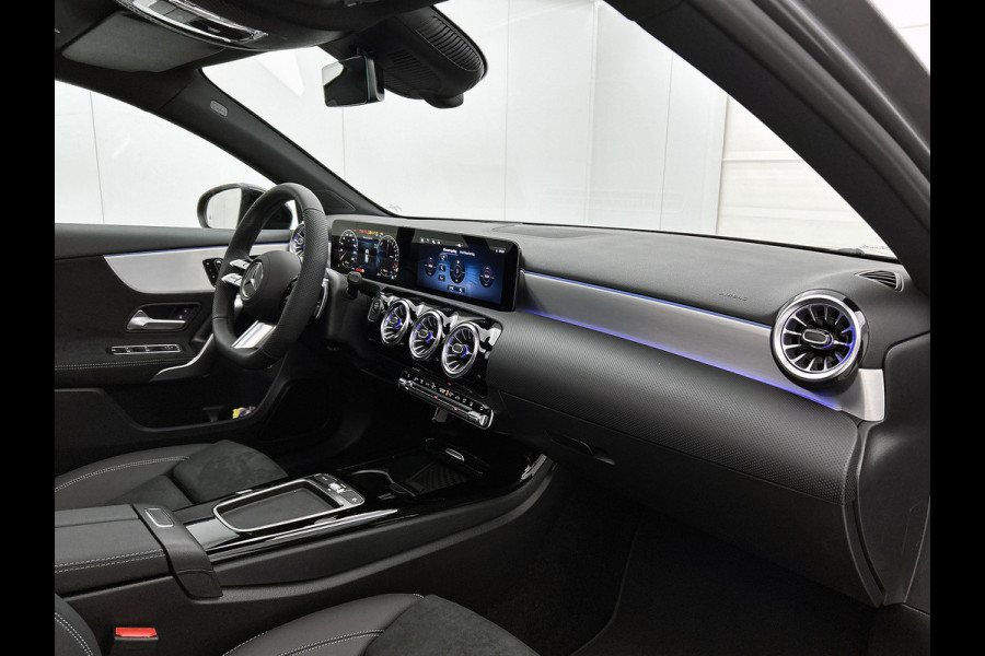 Mercedes-Benz A-Klasse 250 e Business Solution AMG | AMG Line Plus pakket | Smartphone-integratie | Head-up display | Panoramaschuifdak | Inclusief 24 maanden Mercedes-Benz Certified garantie voor Europa.