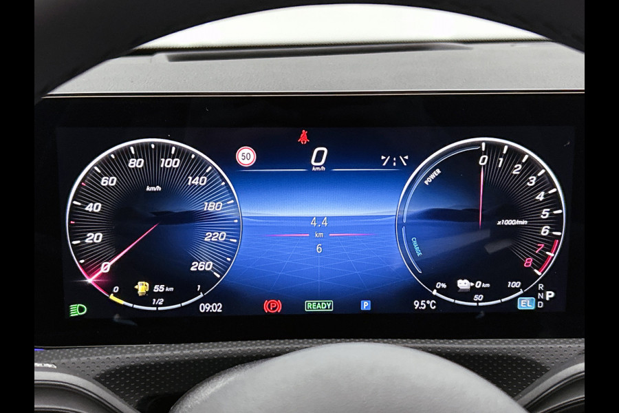 Mercedes-Benz A-Klasse 250 e Business Solution AMG | AMG Line Plus pakket | Smartphone-integratie | Head-up display | Panoramaschuifdak | Inclusief 24 maanden Mercedes-Benz Certified garantie voor Europa.