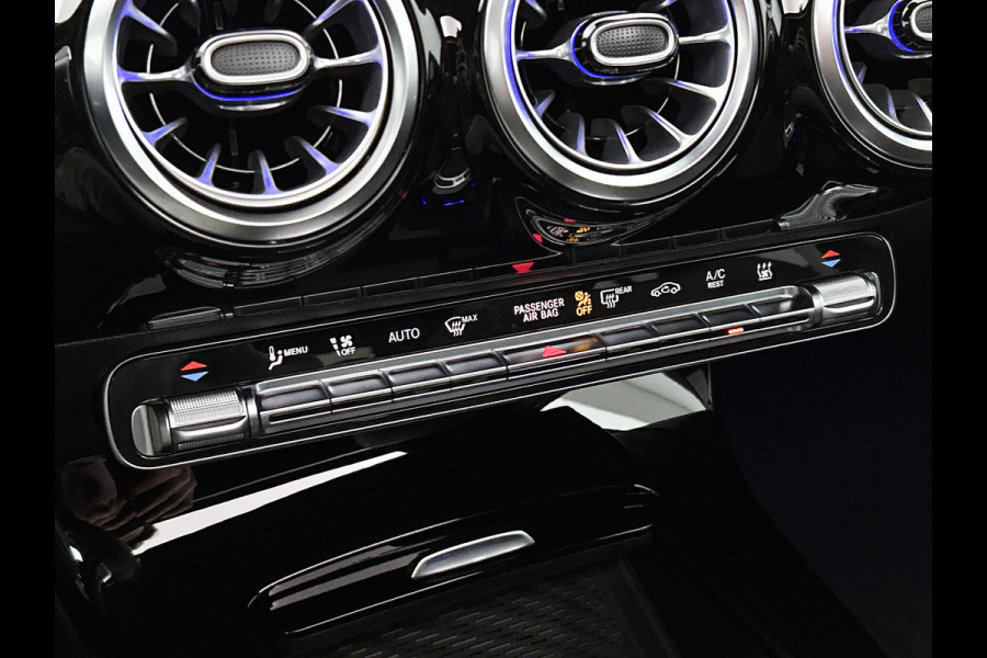 Mercedes-Benz A-Klasse 250 e Business Solution AMG | AMG Line Plus pakket | Smartphone-integratie | Head-up display | Panoramaschuifdak | Inclusief 24 maanden Mercedes-Benz Certified garantie voor Europa.