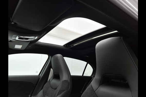 Mercedes-Benz A-Klasse 250 e Business Solution AMG | AMG Line Plus pakket | Smartphone-integratie | Head-up display | Panoramaschuifdak | Inclusief 24 maanden Mercedes-Benz Certified garantie voor Europa.