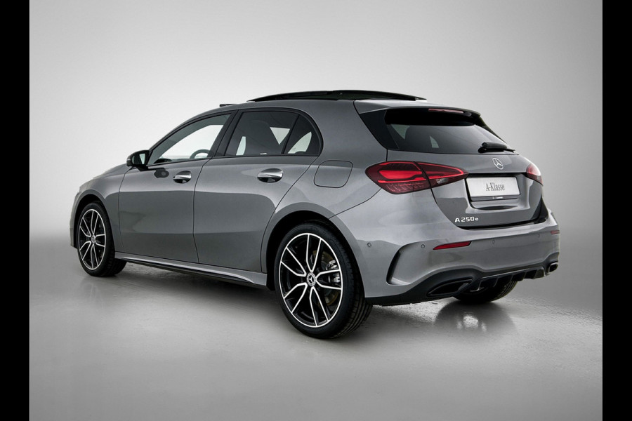Mercedes-Benz A-Klasse 250 e Business Solution AMG | AMG Line Plus pakket | Smartphone-integratie | Head-up display | Panoramaschuifdak | Inclusief 24 maanden Mercedes-Benz Certified garantie voor Europa.