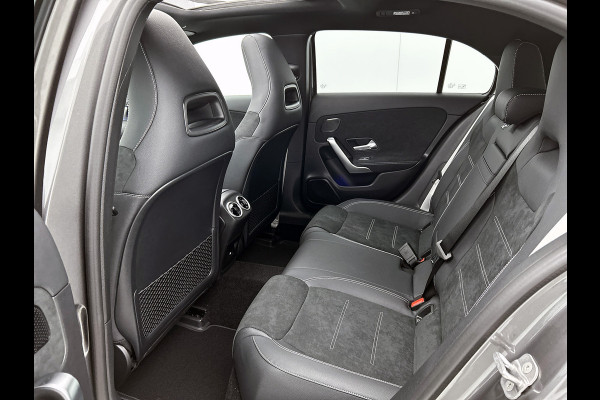 Mercedes-Benz A-Klasse 250 e Business Solution AMG | AMG Line Plus pakket | Smartphone-integratie | Head-up display | Panoramaschuifdak | Inclusief 24 maanden Mercedes-Benz Certified garantie voor Europa.