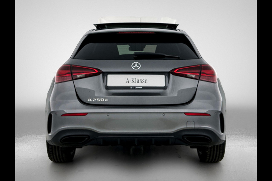 Mercedes-Benz A-Klasse 250 e Business Solution AMG | AMG Line Plus pakket | Smartphone-integratie | Head-up display | Panoramaschuifdak | Inclusief 24 maanden Mercedes-Benz Certified garantie voor Europa.