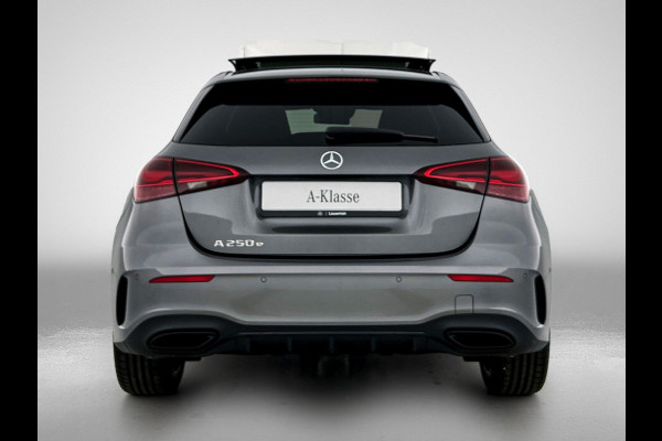 Mercedes-Benz A-Klasse 250 e Business Solution AMG | AMG Line Plus pakket | Smartphone-integratie | Head-up display | Panoramaschuifdak | Inclusief 24 maanden Mercedes-Benz Certified garantie voor Europa.