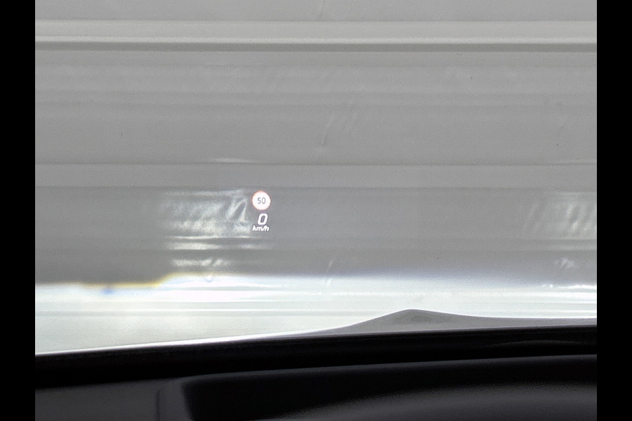 Mercedes-Benz A-Klasse 250 e Business Solution AMG | AMG Line Plus pakket | Smartphone-integratie | Head-up display | Panoramaschuifdak | Inclusief 24 maanden Mercedes-Benz Certified garantie voor Europa.