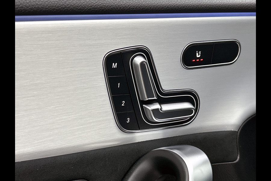 Mercedes-Benz A-Klasse 250 e Business Solution AMG | AMG Line Plus pakket | Smartphone-integratie | Head-up display | Panoramaschuifdak | Inclusief 24 maanden Mercedes-Benz Certified garantie voor Europa.