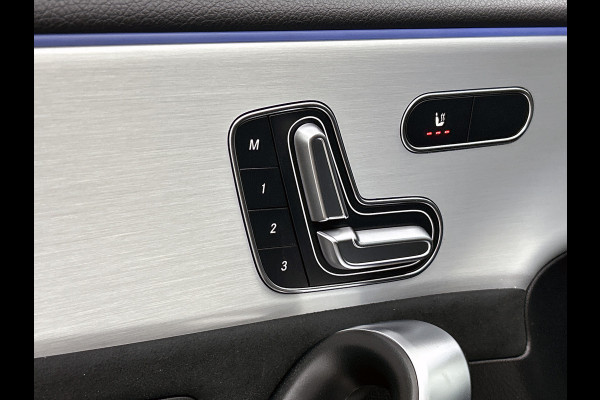 Mercedes-Benz A-Klasse 250 e Business Solution AMG | AMG Line Plus pakket | Smartphone-integratie | Head-up display | Panoramaschuifdak | Inclusief 24 maanden Mercedes-Benz Certified garantie voor Europa.