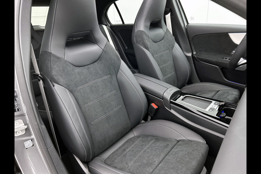 Mercedes-Benz A-Klasse 250 e Business Solution AMG | AMG Line Plus pakket | Smartphone-integratie | Head-up display | Panoramaschuifdak | Inclusief 24 maanden Mercedes-Benz Certified garantie voor Europa.