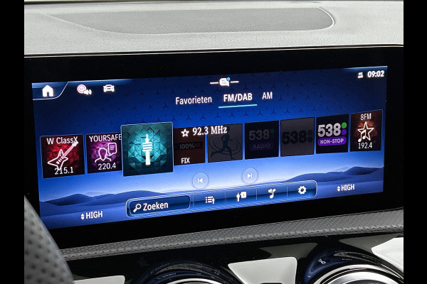 Mercedes-Benz A-Klasse 250 e Business Solution AMG | AMG Line Plus pakket | Smartphone-integratie | Head-up display | Panoramaschuifdak | Inclusief 24 maanden Mercedes-Benz Certified garantie voor Europa.