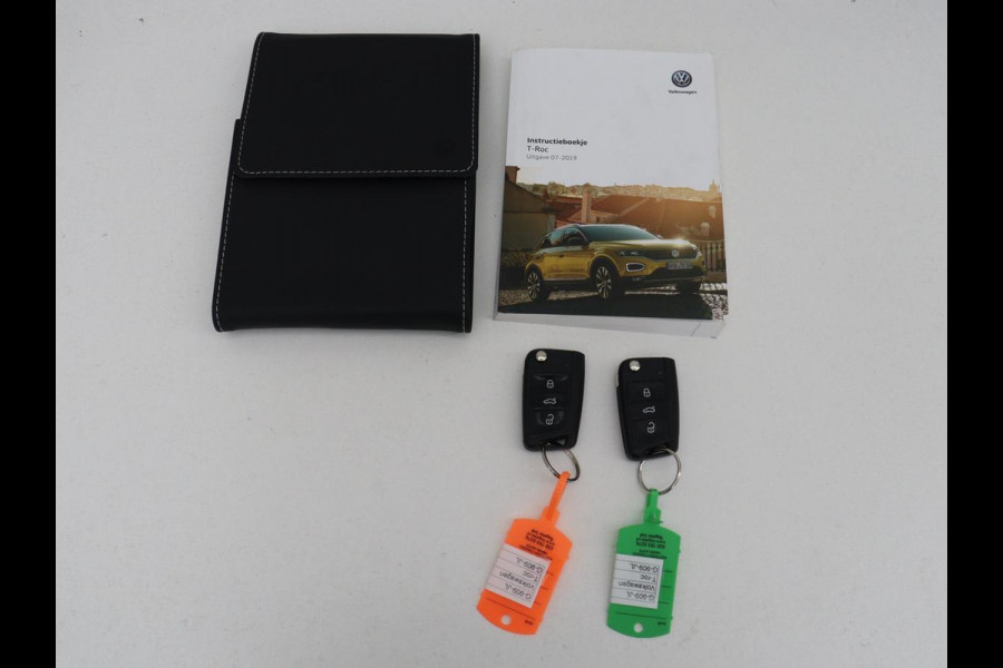 Volkswagen T-Roc 1.5 TSI Style Business | Trekhaak | Stoelverw. | Camera | Carplay | Adaptive cruise | Navigatie | Parkeerhulp | DAB | Bluetooth | Climate control