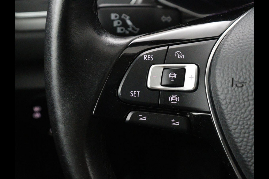 Volkswagen T-Roc 1.5 TSI Style Business | Trekhaak | Stoelverw. | Camera | Carplay | Adaptive cruise | Navigatie | Parkeerhulp | DAB | Bluetooth | Climate control