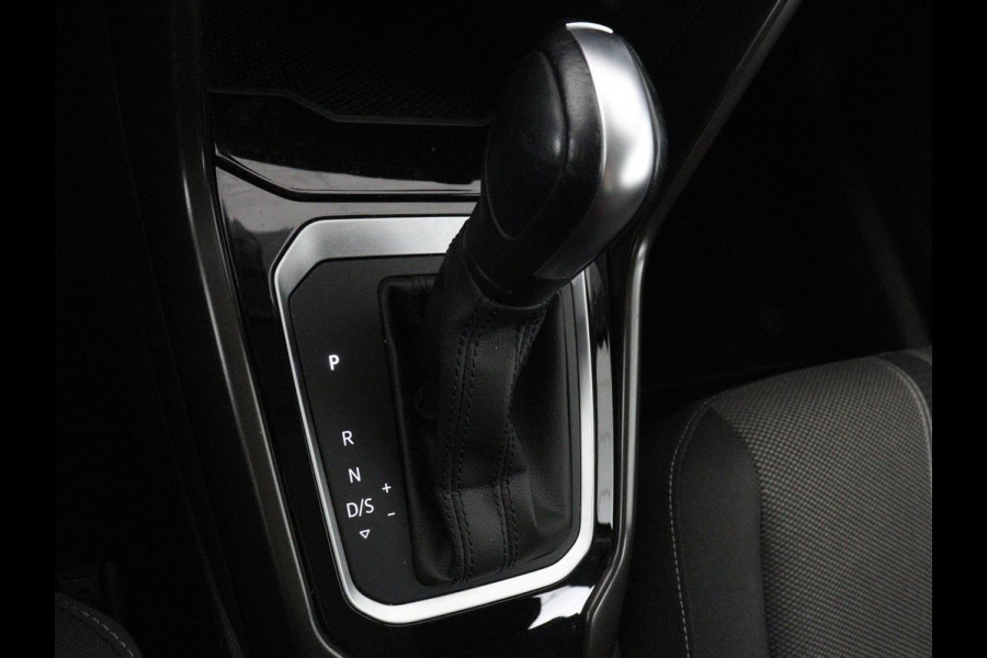 Volkswagen T-Roc 1.5 TSI Style Business | Trekhaak | Stoelverw. | Camera | Carplay | Adaptive cruise | Navigatie | Parkeerhulp | DAB | Bluetooth | Climate control
