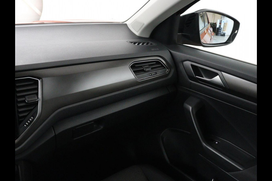 Volkswagen T-Roc 1.5 TSI Style Business | Trekhaak | Stoelverw. | Camera | Carplay | Adaptive cruise | Navigatie | Parkeerhulp | DAB | Bluetooth | Climate control