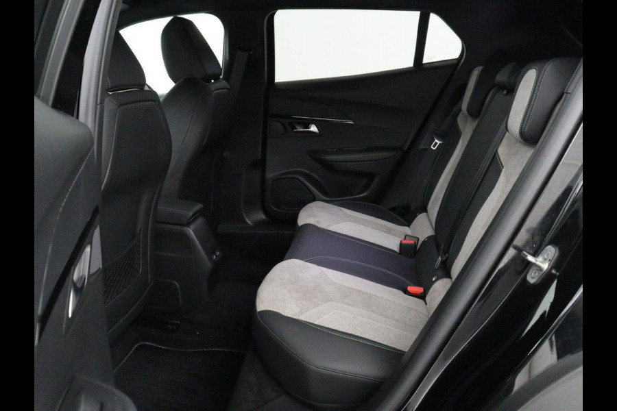 Peugeot e-2008 EV GT Pack 50 kWh | SOH 91,8% | Stoelverwarming | Adaptive cruise | Leder/Alcantara | Carplay | Keyless | Sfeerverlichting | Camera | Navigatie | Parkeerhulp | Full LED | Bluetooth