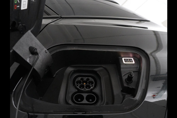Peugeot e-2008 EV GT Pack 50 kWh | SOH 91,8% | Stoelverwarming | Adaptive cruise | Leder/Alcantara | Carplay | Keyless | Sfeerverlichting | Camera | Navigatie | Parkeerhulp | Full LED | Bluetooth