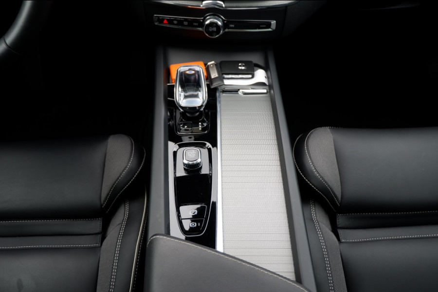 Volvo XC60 2.0 T8 AWD+ Black Ed. PHEV / INCL. 12mnd BOVAG / 360 camera