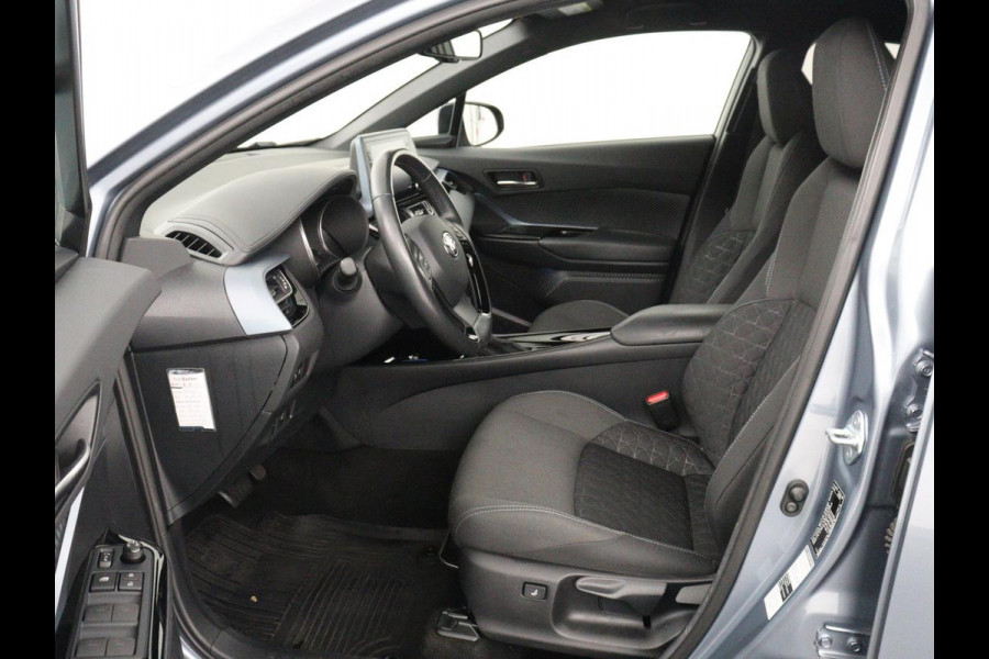 Toyota C-HR 1.8 Hybrid Executive | Trekhaak | Stuurverwarming | Adaptive cruise | Camera | Carplay | Park Assist | Stoelverwarming | Keyless | Bluetooth | Full LED | Side Assist