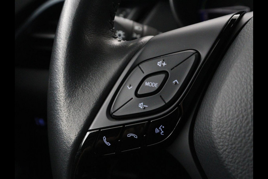 Toyota C-HR 1.8 Hybrid Executive | Trekhaak | Stuurverwarming | Adaptive cruise | Camera | Carplay | Park Assist | Stoelverwarming | Keyless | Bluetooth | Full LED | Side Assist
