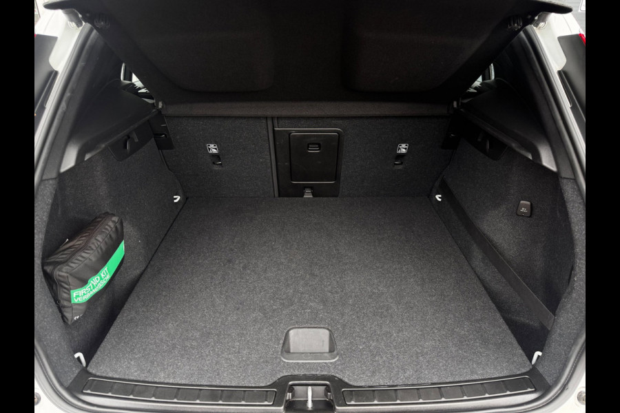 Volvo XC40 1.5 T3 Momentum Pro | NL-Auto | Elek. Achterklep | PDC voor + Achter | Navigatie