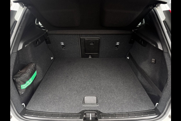 Volvo XC40 1.5 T3 Momentum Pro | NL-Auto | Elek. Achterklep | PDC voor + Achter | Navigatie