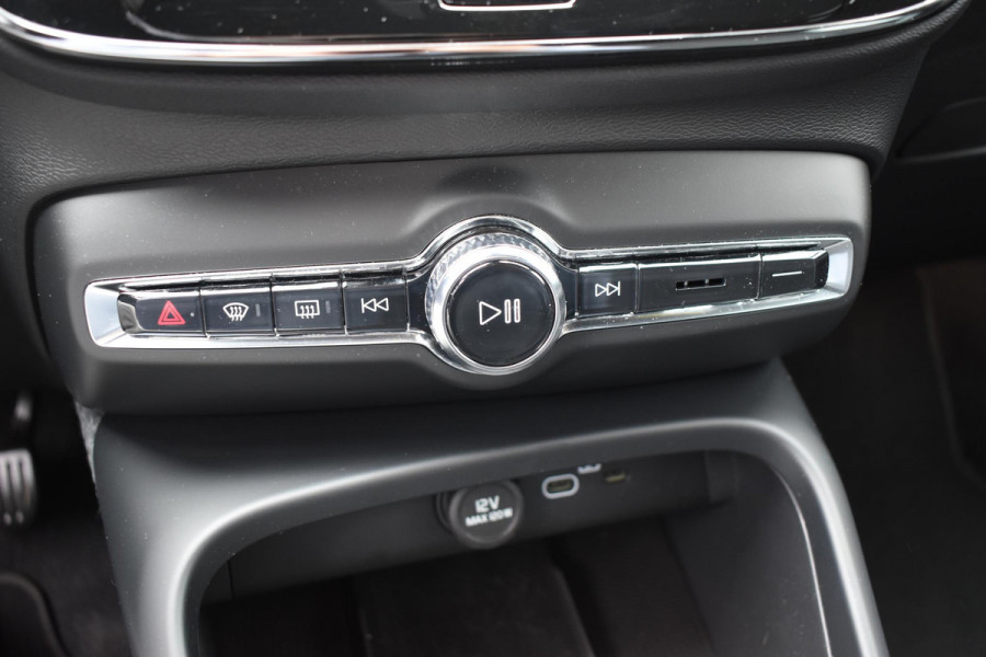 Volvo EX40 252PK Single Motor Extended Range Core Business Business Edition / Navigatie / Camera / Adaptive Cruise control / Stuur & Stoelverwarming / Harman Kardon / Getinte Ramen / 19" LM Velgen
