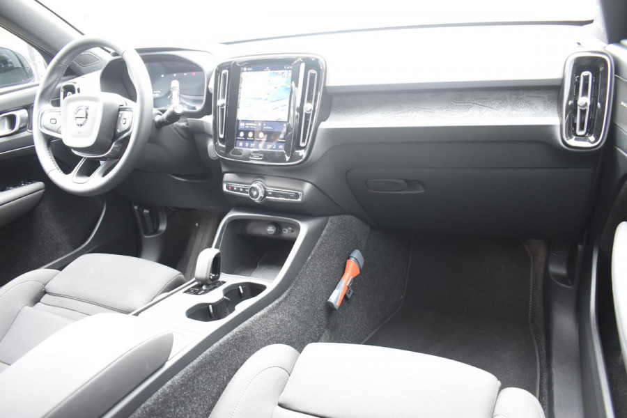 Volvo EX40 252PK Single Motor Extended Range Core Business Business Edition / Navigatie / Camera / Adaptive Cruise control / Stuur & Stoelverwarming / Harman Kardon / Getinte Ramen / 19" LM Velgen