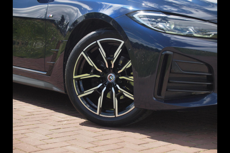 BMW 4 Serie Gran Coupé 420i Business Edition Plus | M-Pakket | Panoramadak | Camera | Sfeerverlichting | Leer |