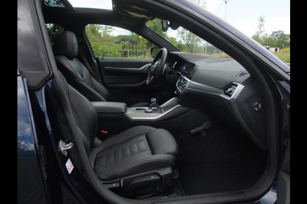 BMW 4 Serie Gran Coupé 420i Business Edition Plus | M-Pakket | Panoramadak | Camera | Sfeerverlichting | Leer |