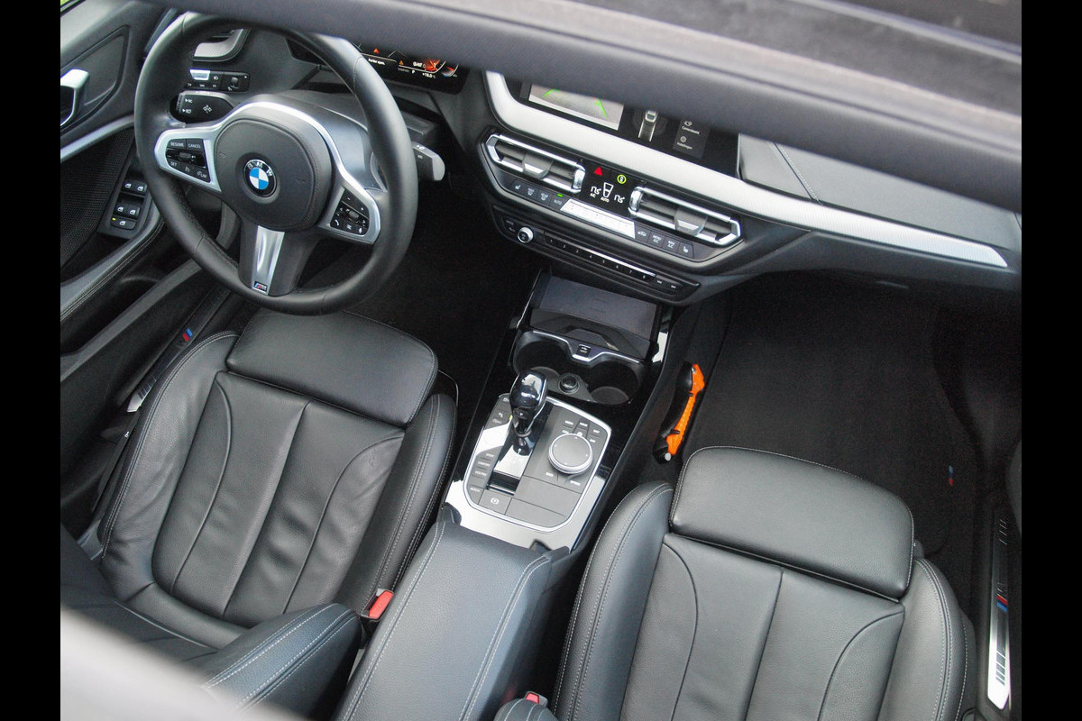 BMW 2 Serie Gran Coupé 218i High Executive Edition | M-Performance Pakket | Panoramadak | Camera | Trekhaak | Sfeerverlichting | Apple Carplay |