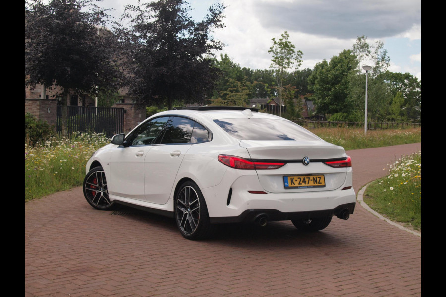 BMW 2 Serie Gran Coupé 218i High Executive Edition | M-Performance Pakket | Panoramadak | Camera | Trekhaak | Sfeerverlichting | Apple Carplay |