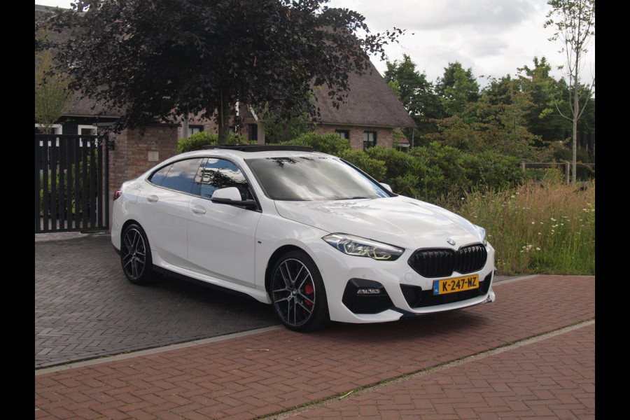 BMW 2 Serie Gran Coupé 218i High Executive Edition | M-Performance Pakket | Panoramadak | Camera | Trekhaak | Sfeerverlichting | Apple Carplay |