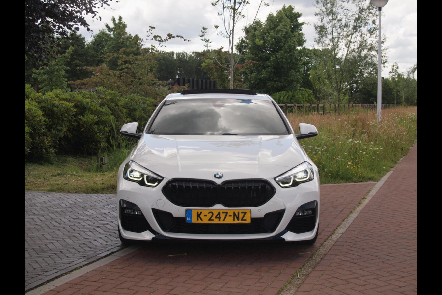 BMW 2 Serie Gran Coupé 218i High Executive Edition | M-Performance Pakket | Panoramadak | Camera | Trekhaak | Sfeerverlichting | Apple Carplay |