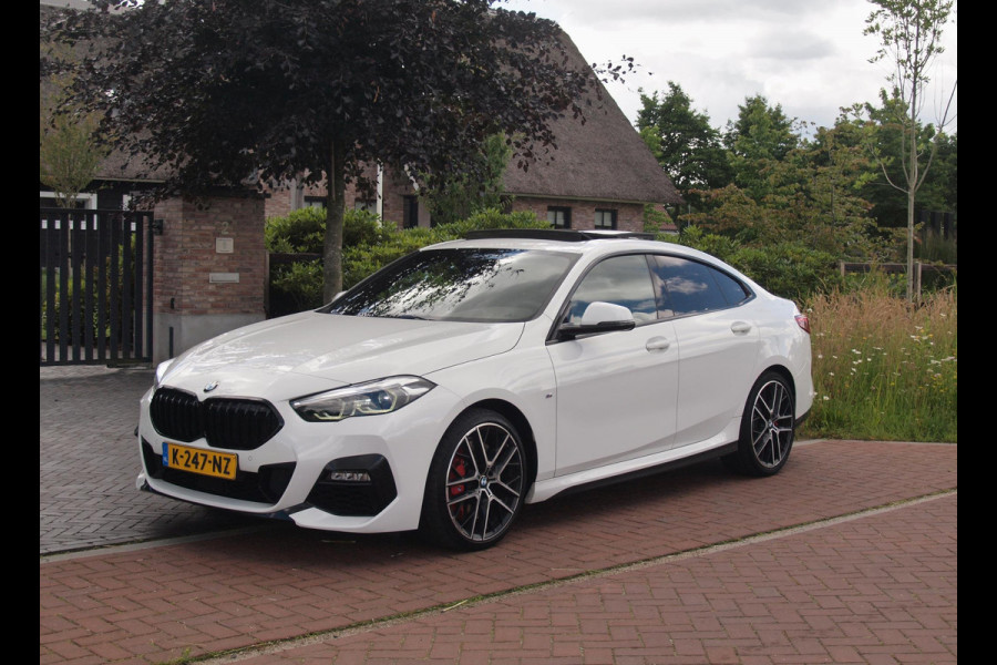 BMW 2 Serie Gran Coupé 218i High Executive Edition | M-Performance Pakket | Panoramadak | Camera | Trekhaak | Sfeerverlichting | Apple Carplay |
