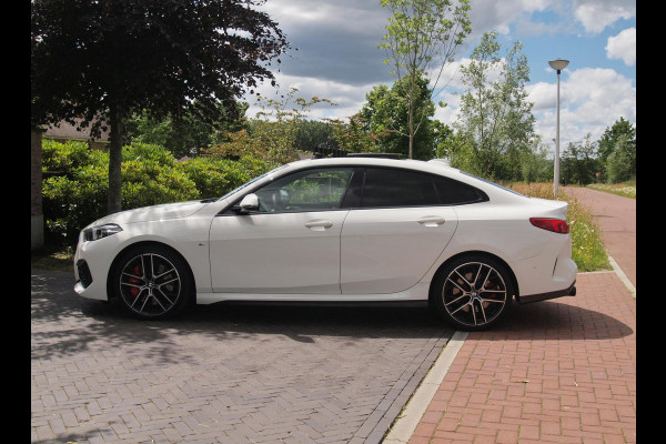 BMW 2 Serie Gran Coupé 218i High Executive Edition | M-Performance Pakket | Panoramadak | Camera | Trekhaak | Sfeerverlichting | Apple Carplay |